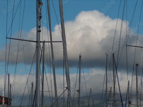 maste von segelschiffen mit wolken