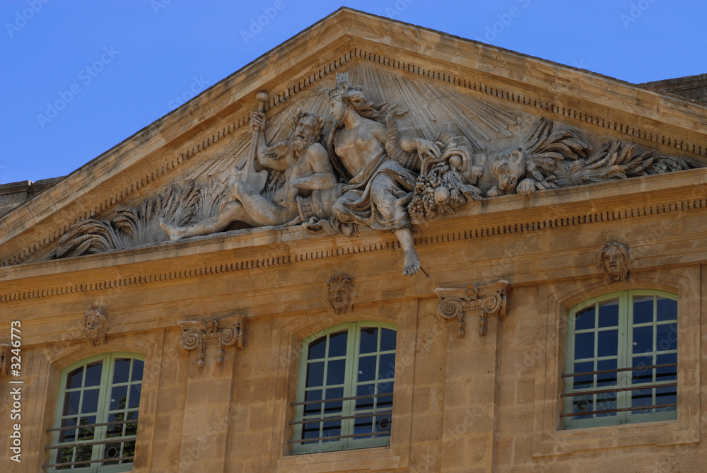 Fototapeta premium statues en fronton