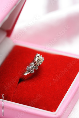 diamond ring © arekmalang