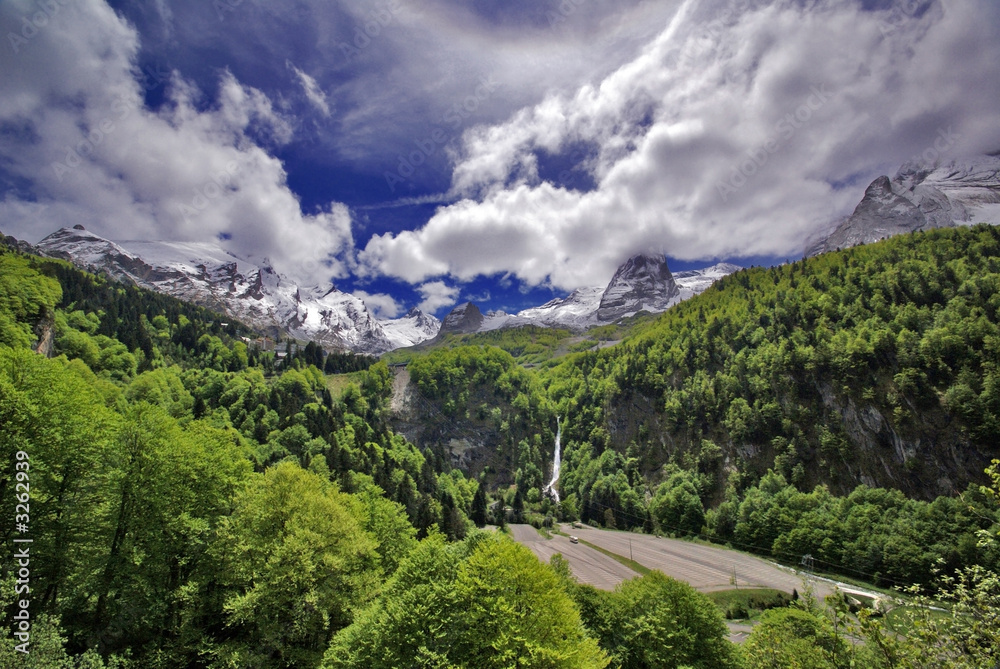 Naklejka premium un trou au pied des pyrénées