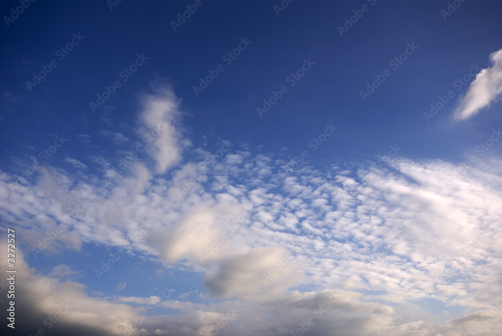 ciel bleu et nuages blancs