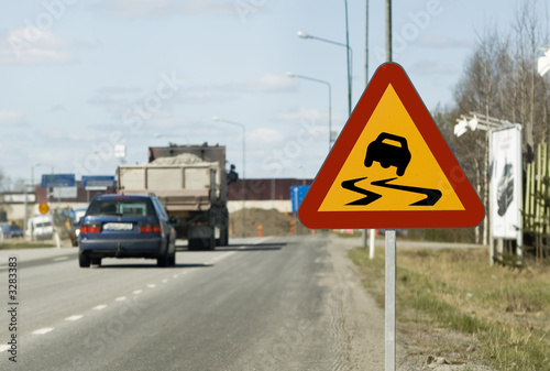varning sign for slippery road