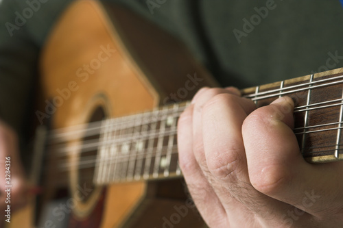 man playing guitare