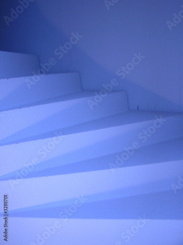escalier bleu sous éclairage zen
