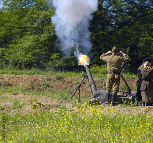120 mm mortar firing