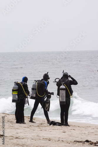 divers getting ready to enter the ocean