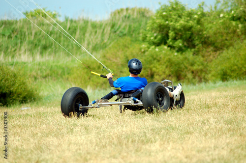 kitesegler mit fahrzeug photo