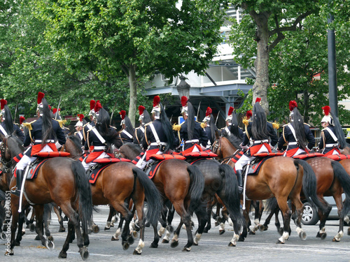 défilé. gardes républicains à cheval. champs elysé