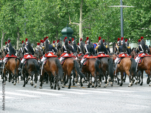défilé. gardes républicains à cheval. champs elysé photo