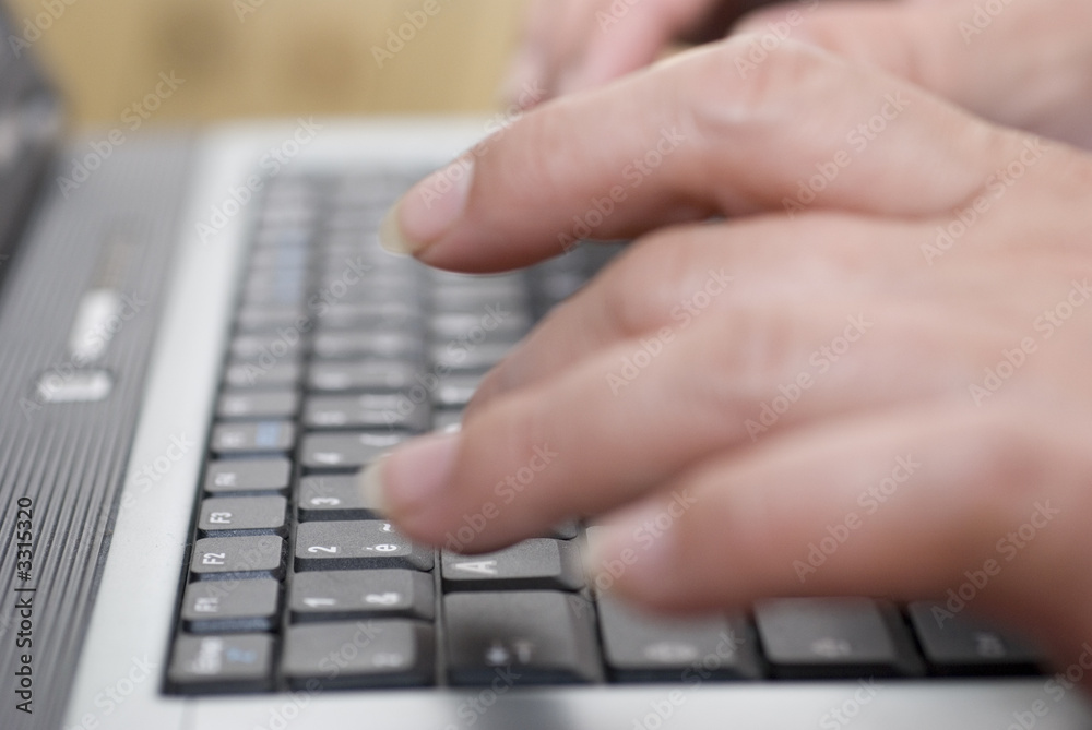 clavier,informatique,ordinateur,saisie,doigts clavier,informatique,ordinateur,saisie,doigts