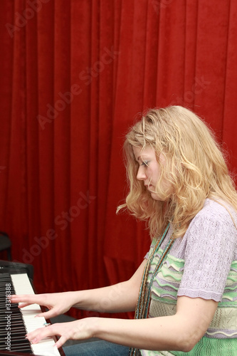 Tablou pe pânză woman playing piano