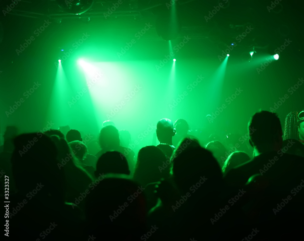 tanzende menschen im grünen lichterschein
