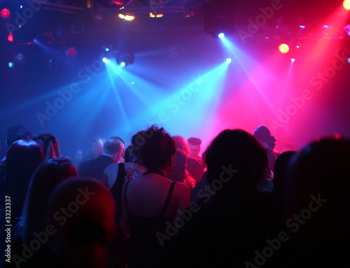 tanzende menschen in einer disco