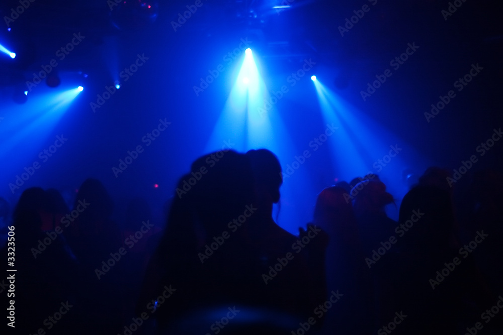 tanzende menschen in blauen discolichtern