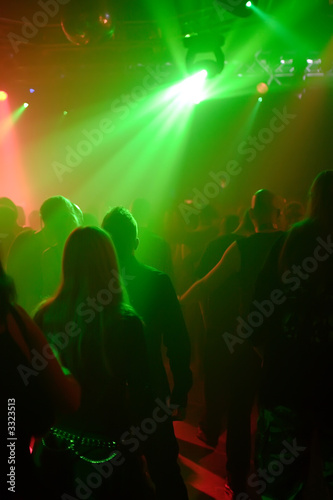 tanzende menschen im grün/rotem laserlicht