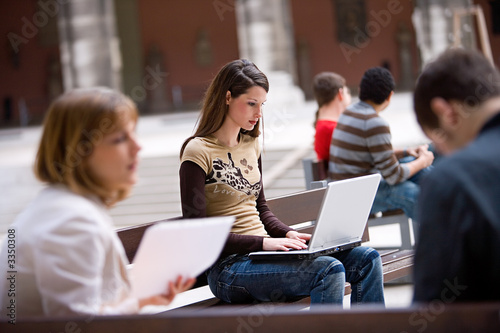 studentin lernt am campus photo