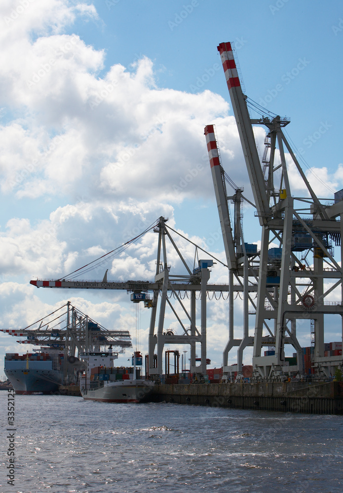 verladeterminal mit krähnen und containerschiffen verladeterminal mit krähnen und containerschiffen