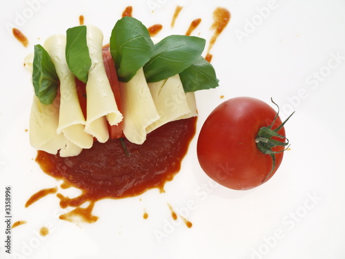 tomate mozzarela käse mit basilikum photo