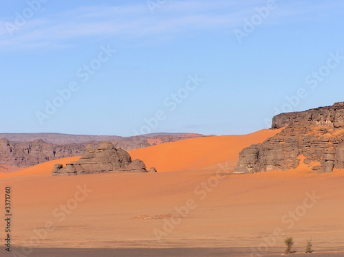 paysage de désert de pierre dans le sahara photo