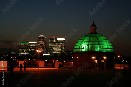 canary wharf by night