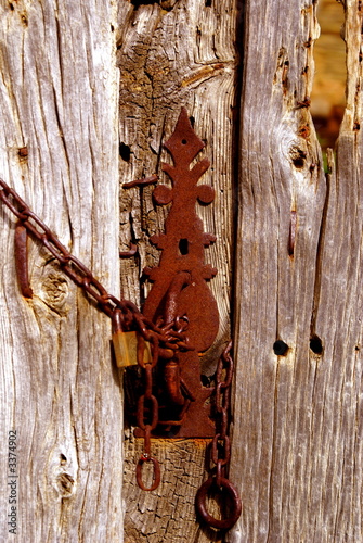 cerrojo con candado y cadena