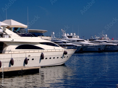 bateaux de luxe au port