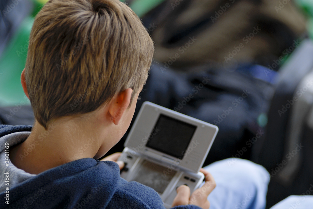 enfant et console de jeux enfant et console de jeux