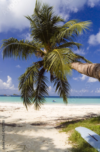 Fototapeta Naklejka Na Ścianę i Meble -  tropical island beach