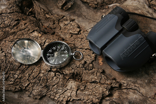 brujula con binoculares