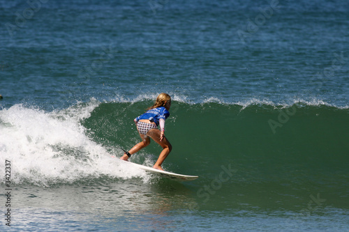 surfeuse en action