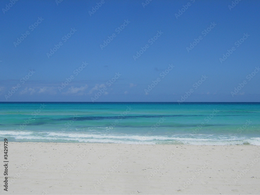 plage de sable te ciel bleu à cuba