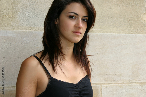 portrait jeune femme brune