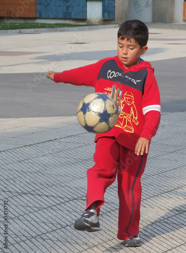niño jugando al balón photo