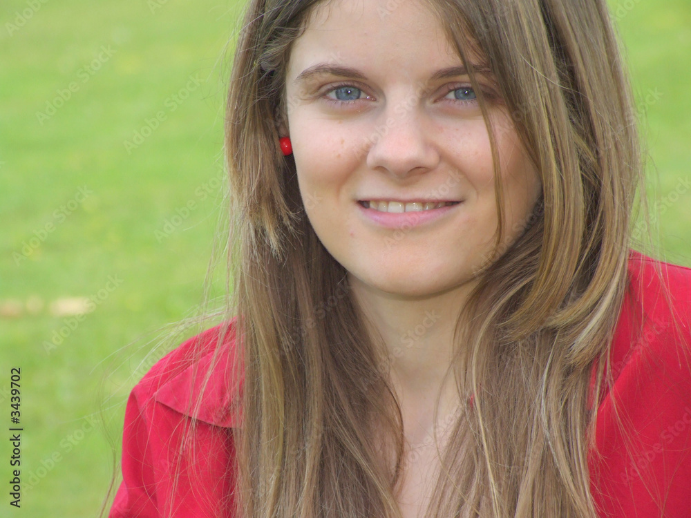 Chica joven sonriendo Chica joven sonriendo