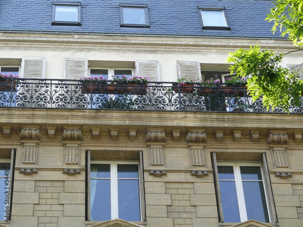 balcon fleuri en haut d'un immeuble parisien balcon fleuri en haut d'un immeuble parisien