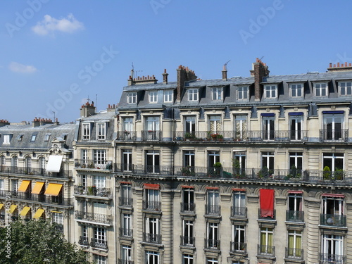 façade de pierre avec stores rouges et jaunes