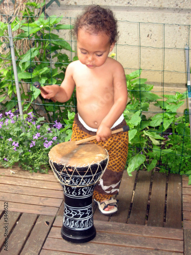 enfant jouant du tamtam