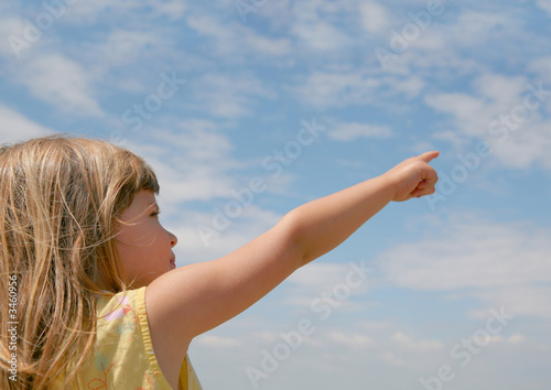 enfant  pointant son doigt vers le ciel