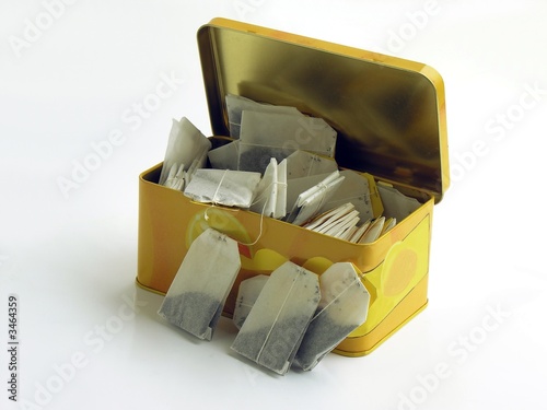 Fotografie tea-bags in yellow tinware box