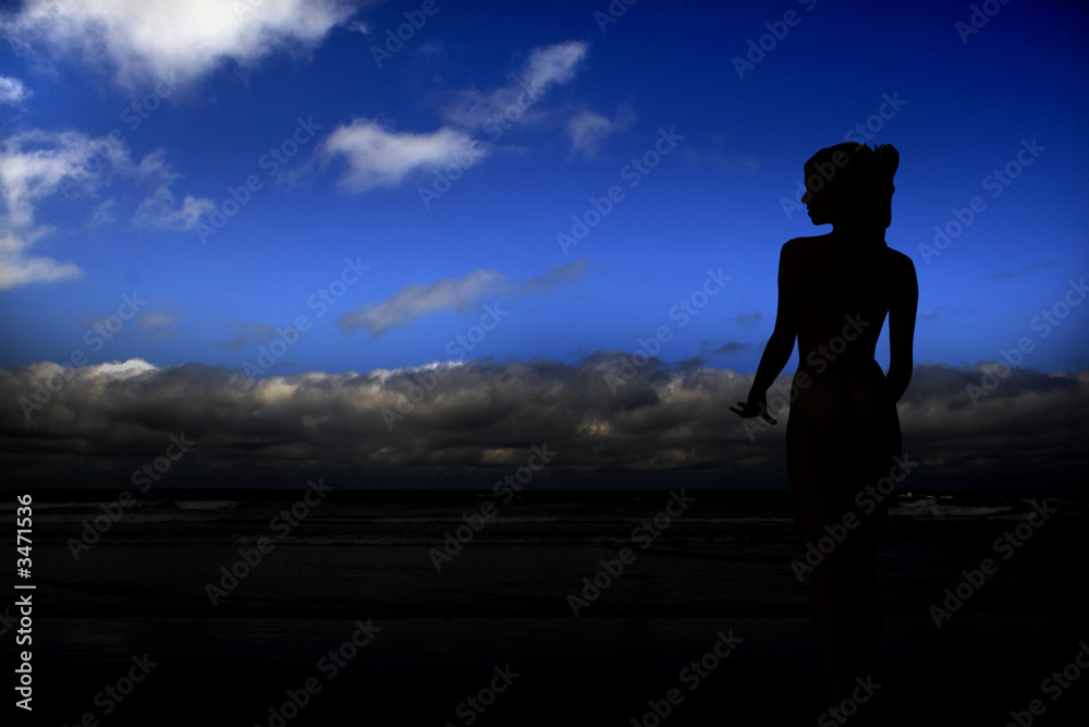 mujer en la playa