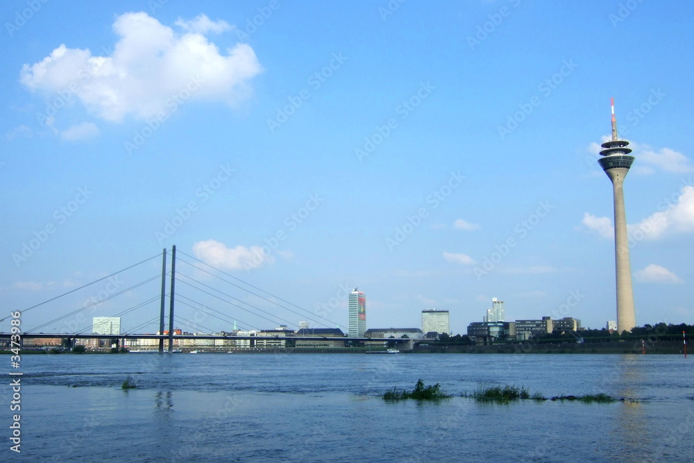 Düsseldorf am Rhein mit Fernsehturm