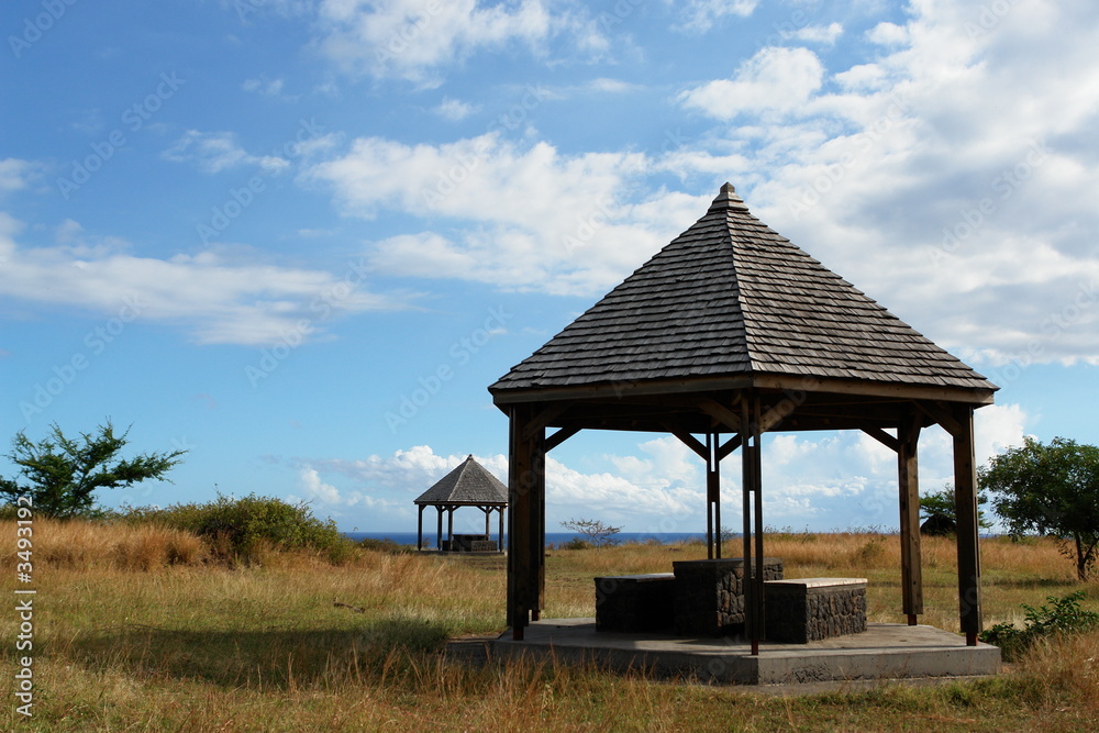 kiosques dans un paysage de savane kiosques dans un paysage de savane