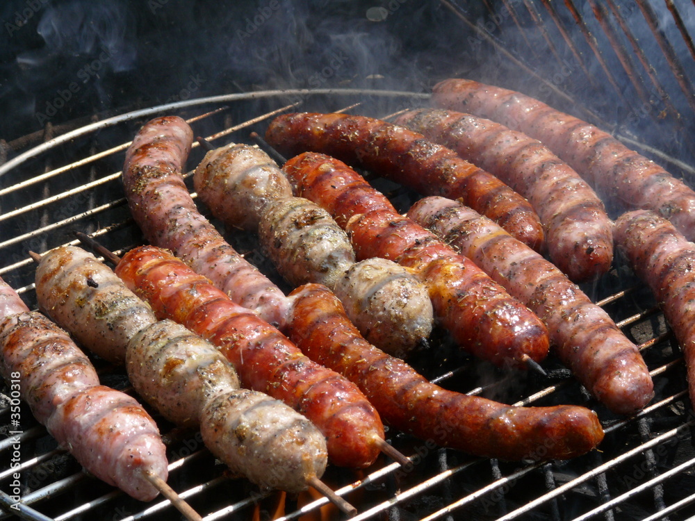 barbecue de saucisses grillées