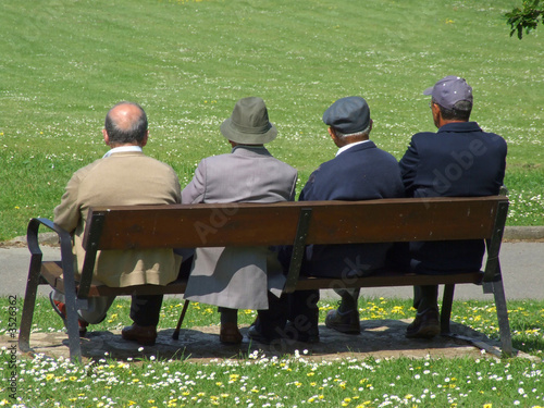 Ancianos sentados en el banco