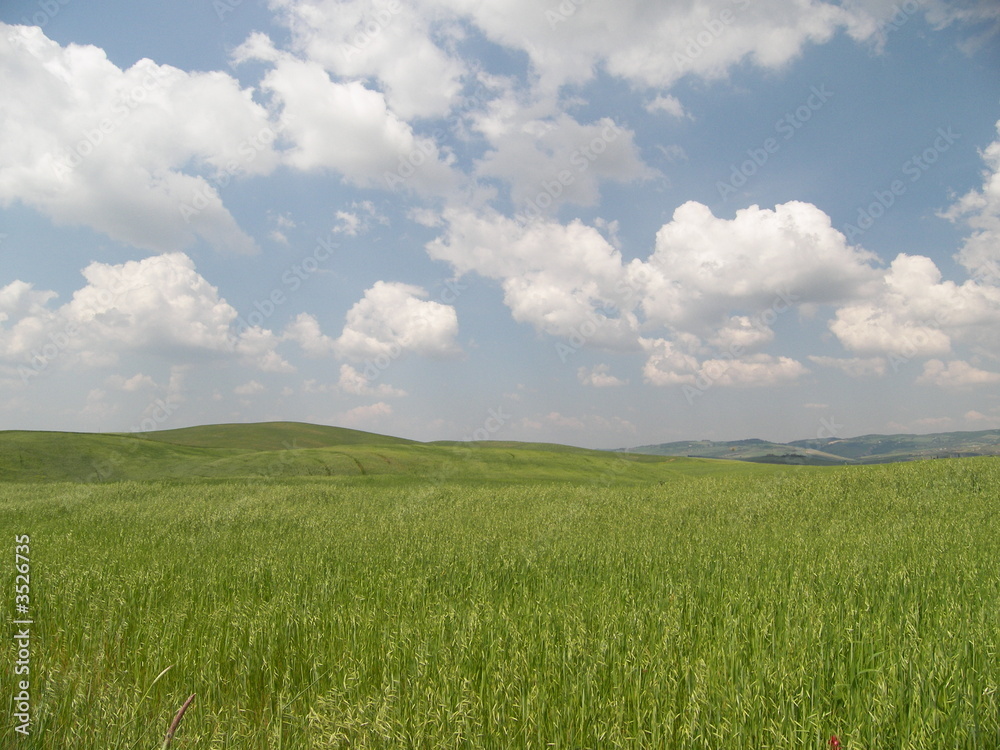 paesaggio toscano con nuvole