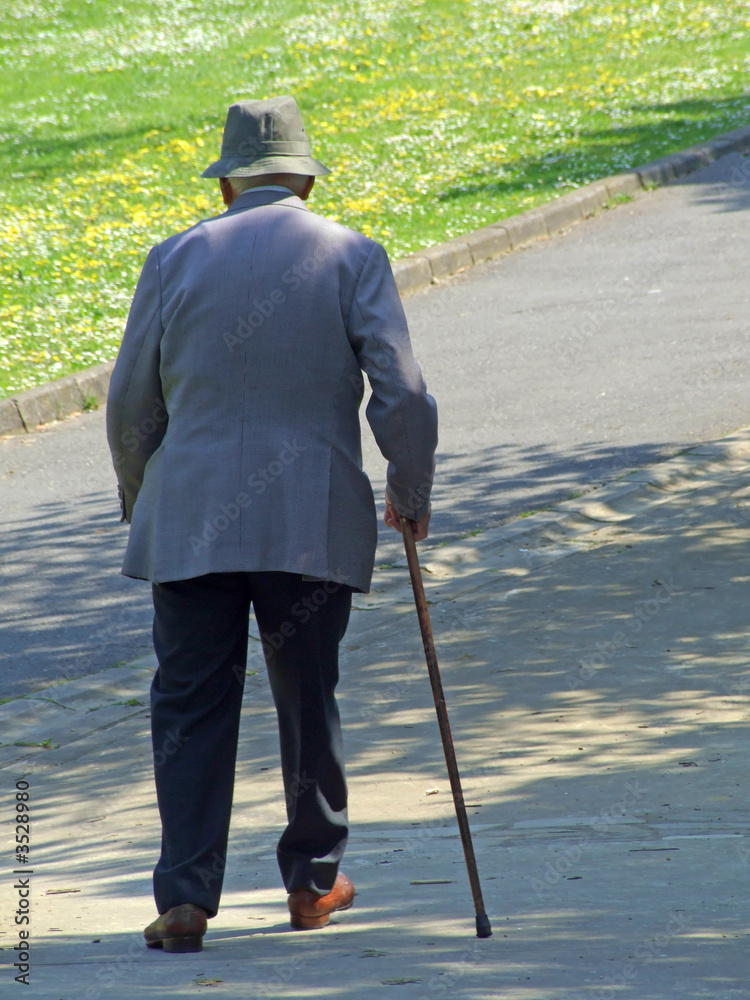 Anciano con bastón foto de Stock | Adobe Stock