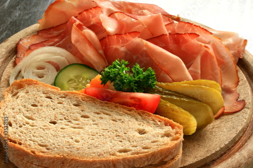 schinken mit brot