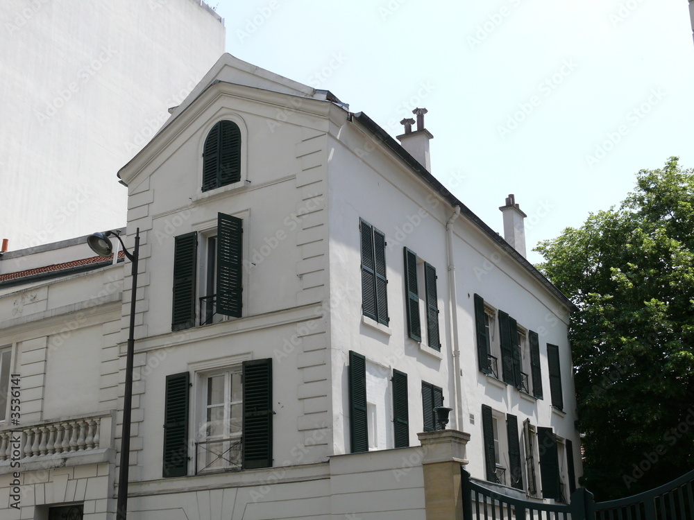 Petite maison blanche parisienne