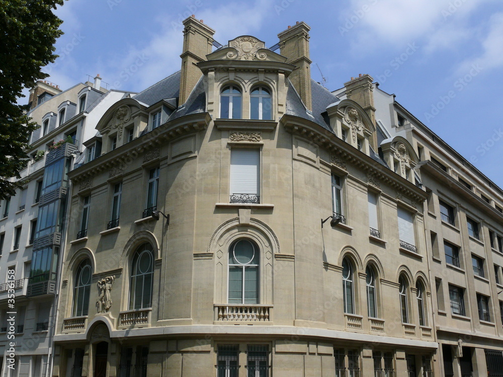 Immeuble en pierre au coin arrondi, Paris