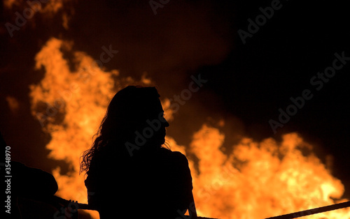 hoguera y silueta de mujer, noche de San Juan